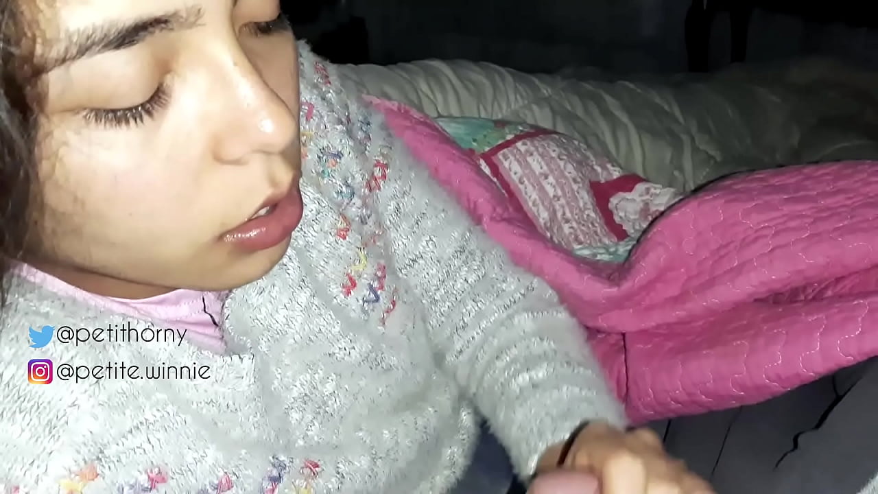 ನಾನು ನನ್ನ ಗಂಡನ ಶೇಖರಣೆಯಾದ ಹಾಲನ್ನು ನುಂಗುತ್ತೇನೆ - ಕಮ್ ಜೊತೆ ನಾಲಿಗೆಯನ್ನು ತೋರಿಸುತ್ತಿದ್ದೇನೆ