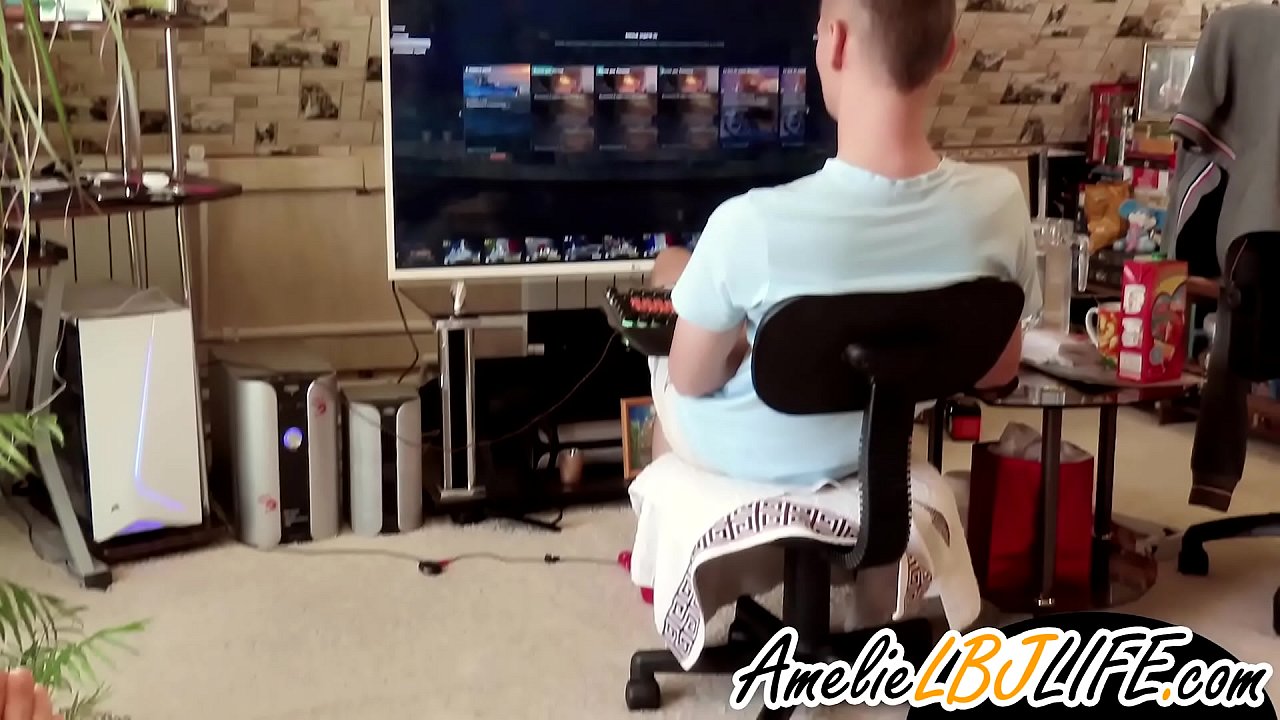 ಕಂಪ್ಯೂಟರ್ ಆಟಗಳನ್ನು ಆಡಲು ಗೆಳೆಯನಿಗೆ ಲೈಂಗಿಕ ಆಟಿಕೆಯೊಂದಿಗೆ ಹುಡುಗಿ ಹಸ್ತಮೈಥುನ ಮಾಡುತ್ತಾಳೆ