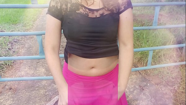 ಜಮೀನಿನಲ್ಲಿ ಆಟವಾಡುವುದು, ನಿಜವಾದ ಮನೆ ಹೆಂಡತಿ, ಬಿಚ್ ಬಿಚ್ ಮತ್ತು ಕಾಡಿನಲ್ಲಿ ಅವಳ ಕೋಲ್ಡ್ ಪತಿ