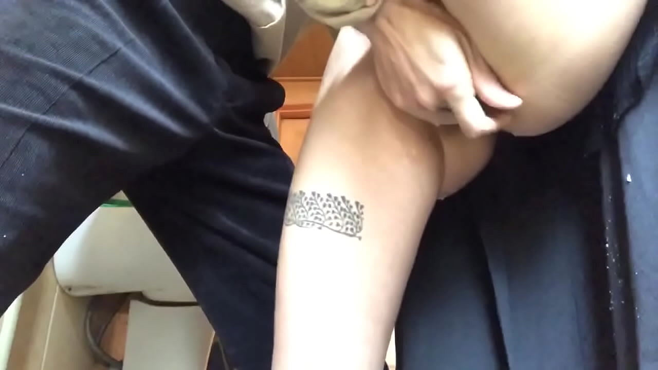 ಶಾಲೆಯ ಬಾತ್ರೂಮ್ನಲ್ಲಿ ಚಿಮುಕಿಸಿ, ನಿಜವಾದ ನೊರೆಯಿಂದ ಕೂಡಿದ ಪರಾಕಾಷ್ಠೆ - ನನ್ನ ಶಿಕ್ಷಕನು ತನ್ನ ಕೈಲಾದಷ್ಟು ಮಾಡಿದನು