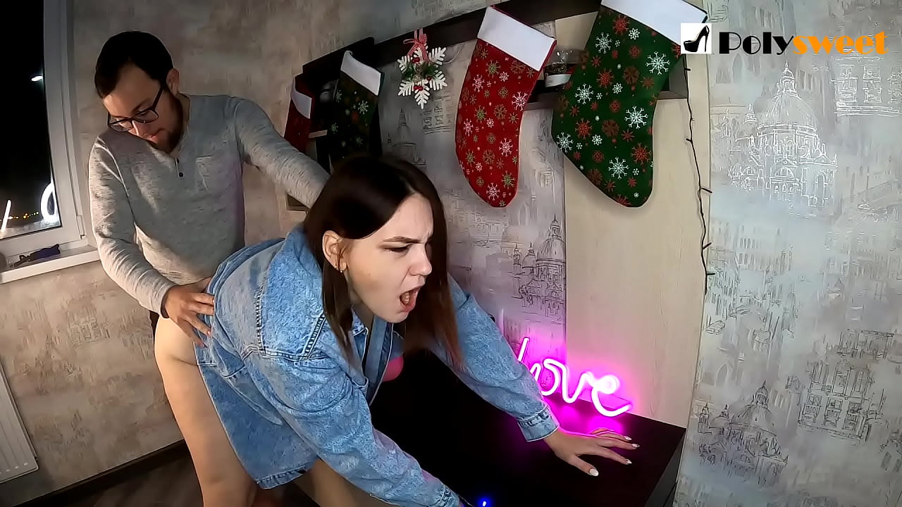 ಆ ವ್ಯಕ್ತಿ ತನ್ನ ಬಾಯಿ ಮತ್ತು ಡಿಕ್ನೊಂದಿಗೆ ಕತ್ತೆಯಲ್ಲಿ ಪೋನಿಟೇಲ್ನೊಂದಿಗೆ ಸುಂದರವಾದ ಹುಡುಗಿಯನ್ನು ಫಕಿಂಗ್ ಮಾಡುವುದನ್ನು ಆನಂದಿಸಿದನು