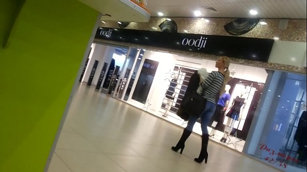 ಸೂಪರ್ಮಾರ್ಕೆಟ್ನಲ್ಲಿ ಕೂಲ್ ಮರಿಯನ್ನು.